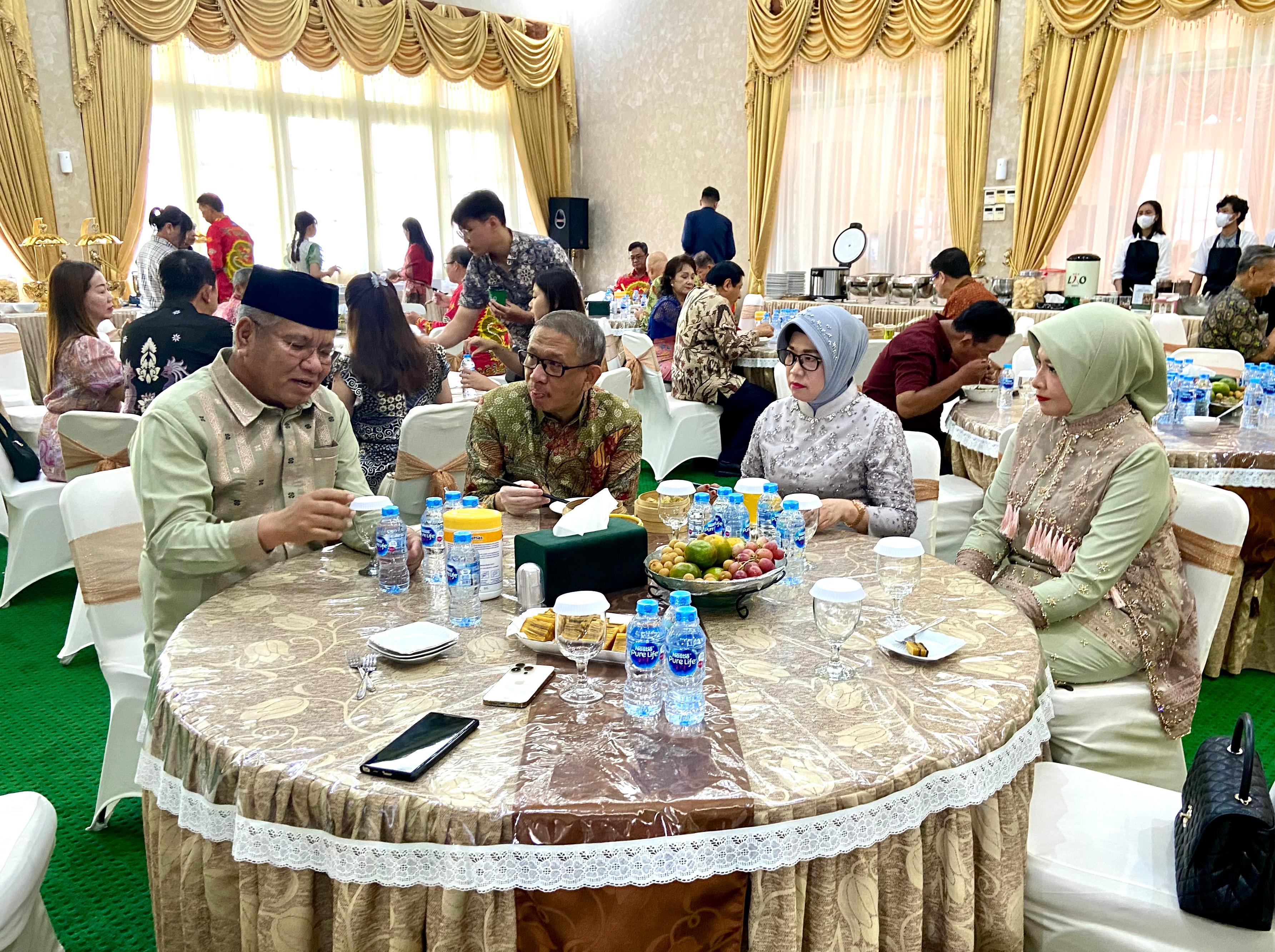 Gelar Open House Idul Fitri di Pendopo, Harisson dan Keluarga Sambut Masyarakat dan Kerabat