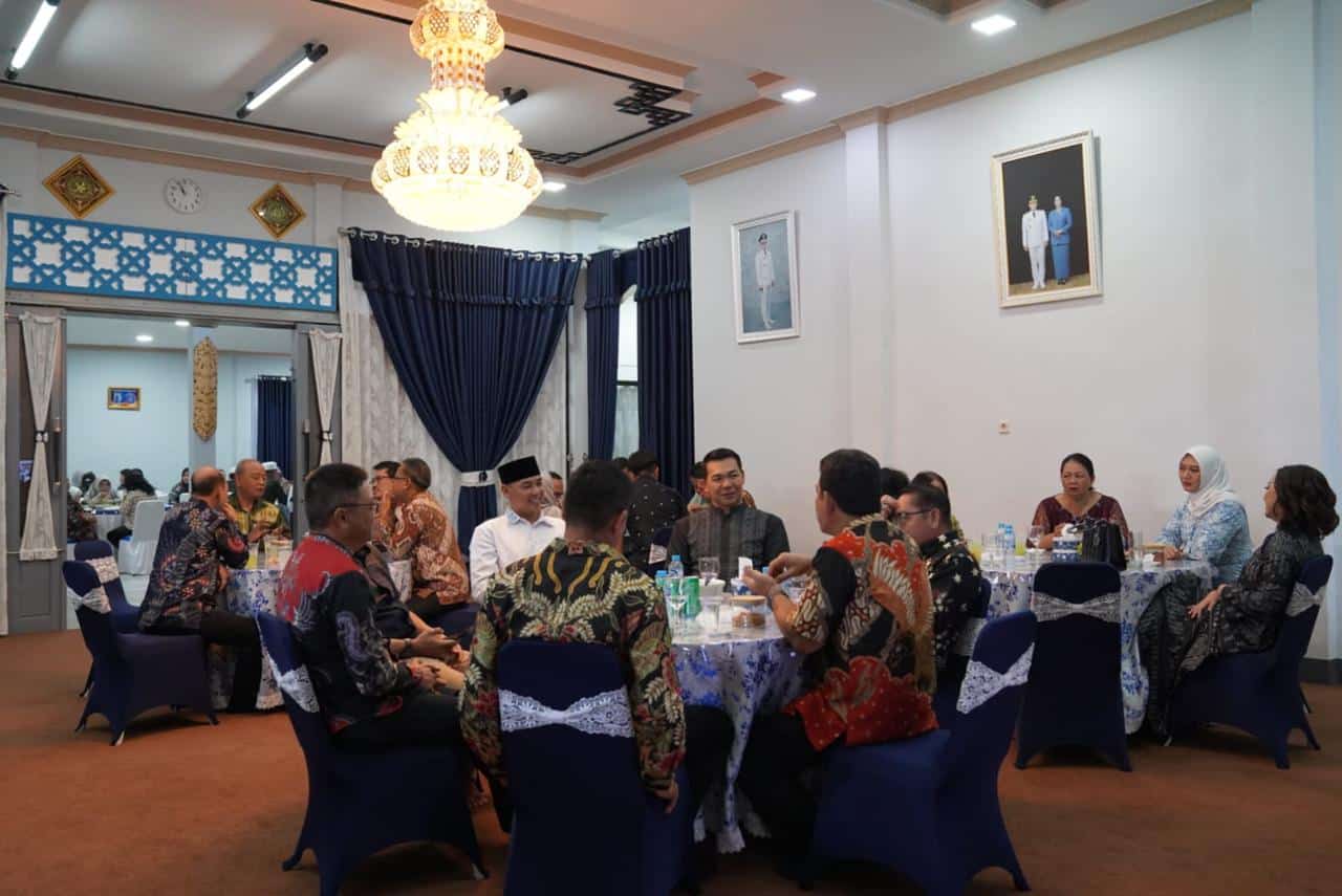 Hari Pertama Idul Fitri 1445 H, Bupati Kapuas Hulu Silaturahmi ke Kerabat dan Rekan Kerja