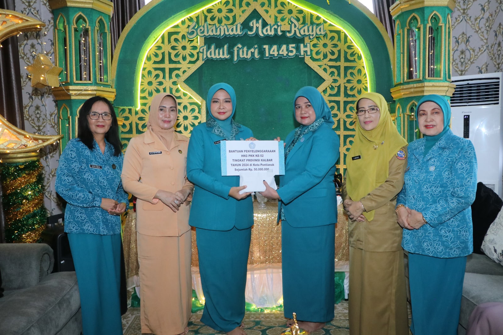 TP PKK Kalbar Serahkan Bantuan Anggaran Persiapan HKG-PKK ke-52 Tahun 2024