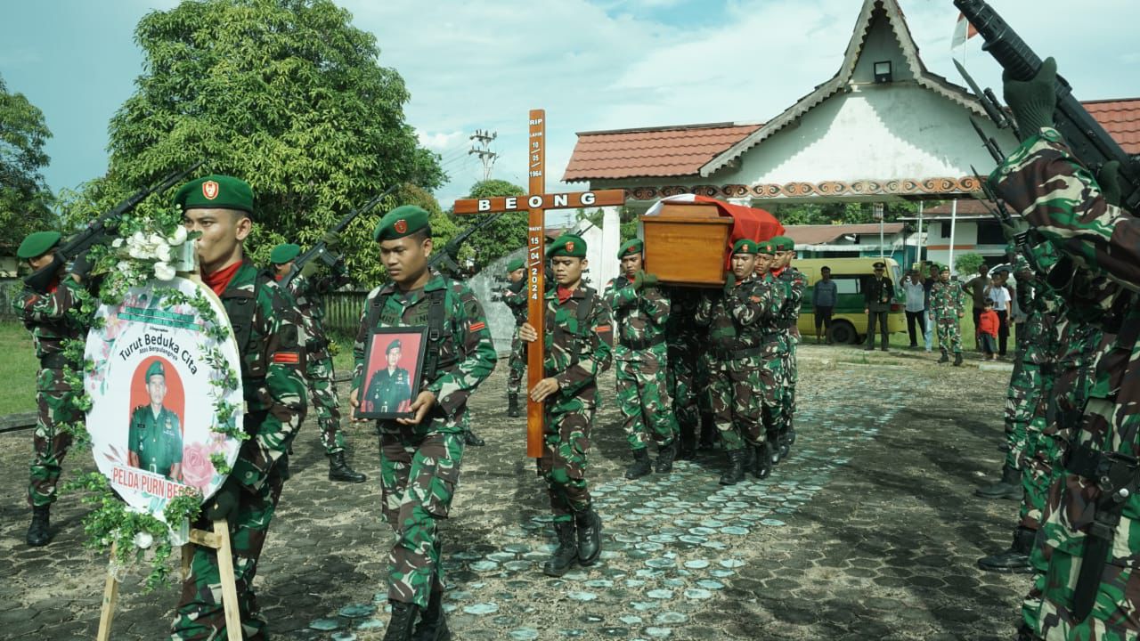 Kasdim Putussibau Pimpin Upacara Persemayaman Militer Pelda Beong di TMP Manalo Marajuang