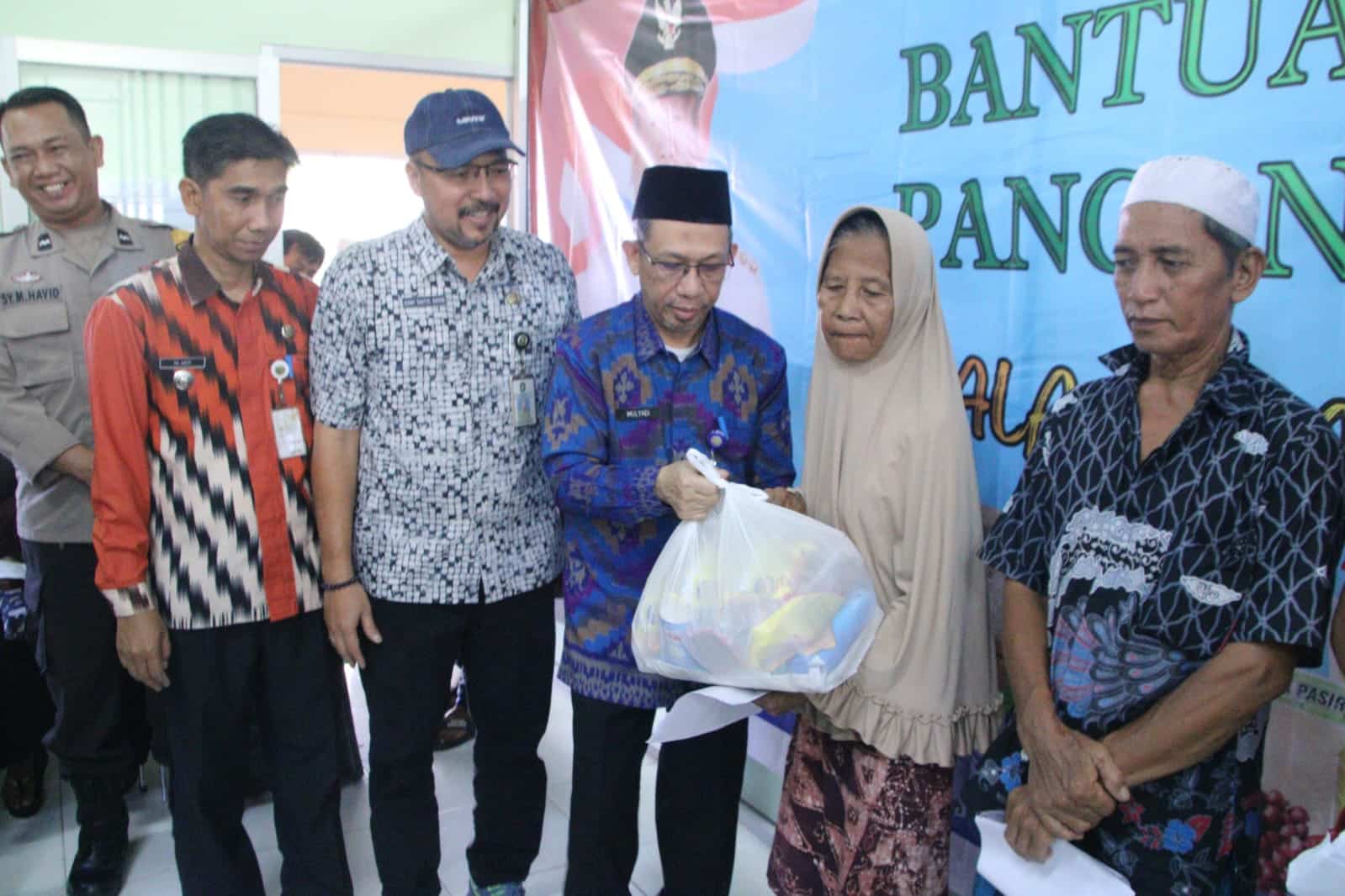 300 Warga Kelurahan Dalam Bugis Terima Bantuan Pangan