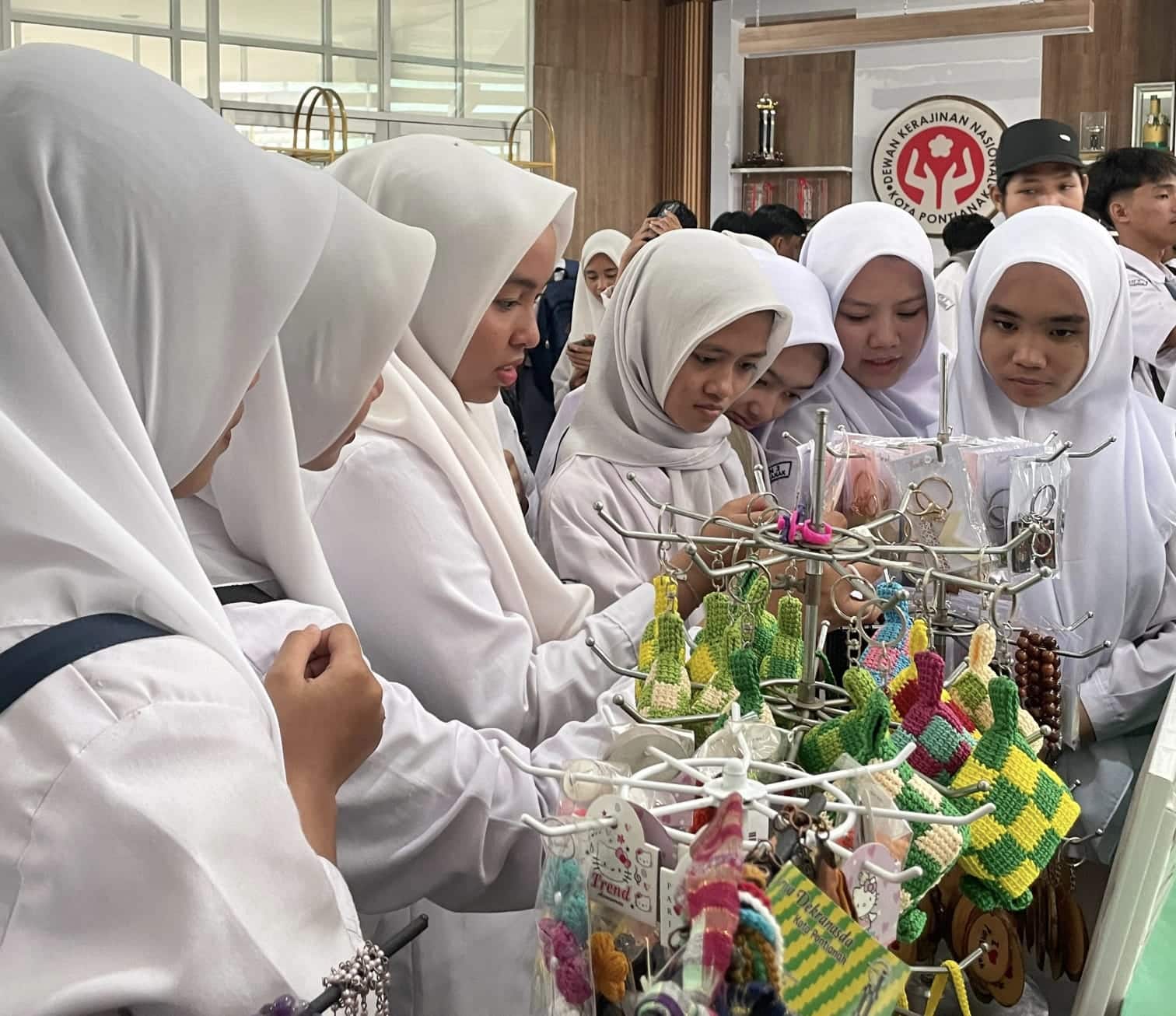 Siswa MAN 3 Study Visit ke Dekranasda Pontianak, Lihat Berbagai Hasil Kerajinan
