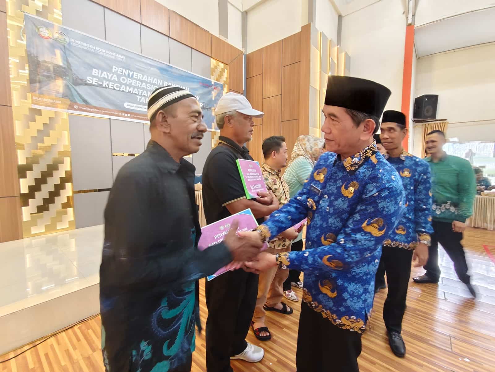 Pemkot Pontianak Serahkan Bantuan Operasional kepada 500 RT/RW se-Pontianak Timur