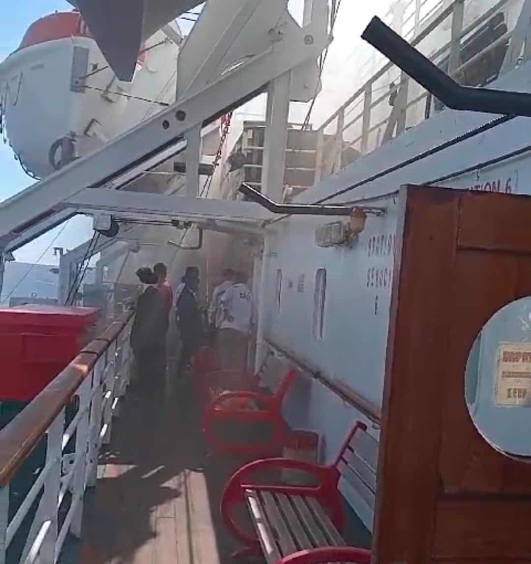 KM Bukit Raya Tujuan Pontianak Alami Kebakaran di Salah Satu Ruangan, Satu Kru Kapal Dievakuasi ke Rumah Sakit