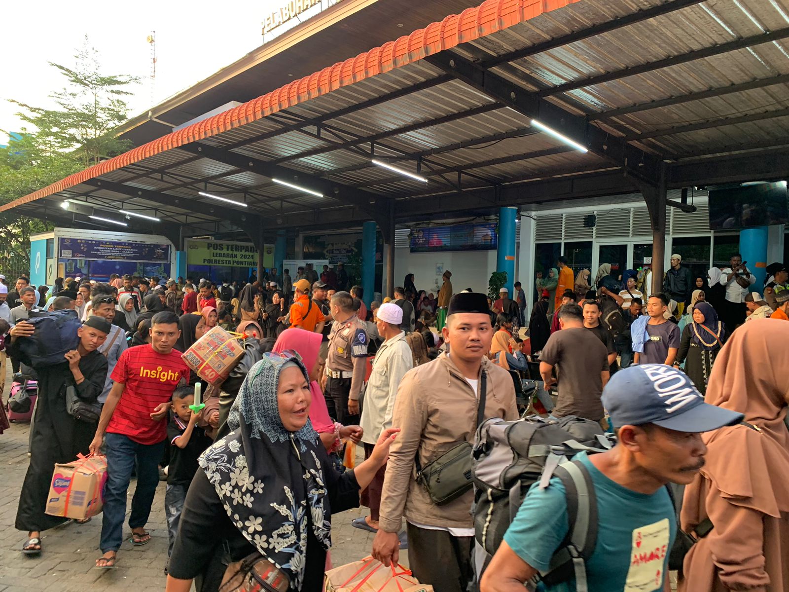 Kapal Tujuan Surabaya Batal Berangkat Buntut Insiden Kebakaran Kapal Bukit Raya