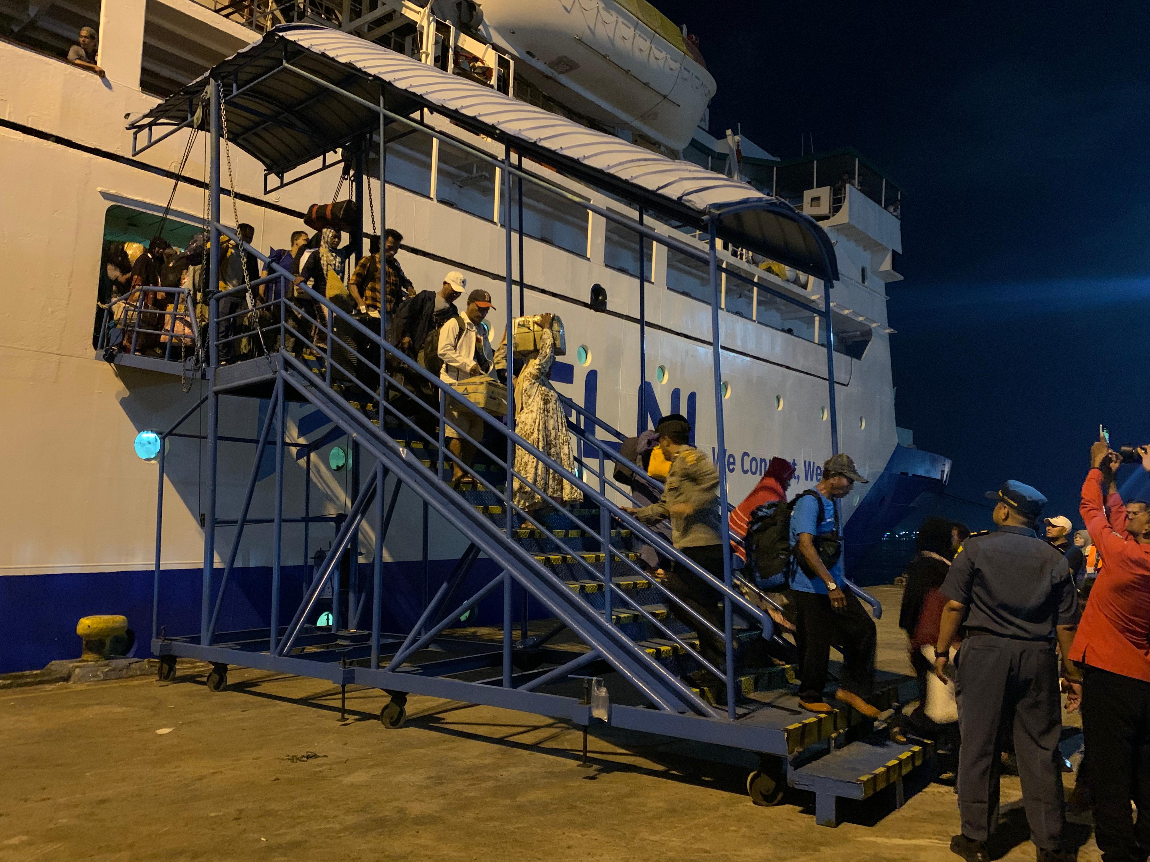 Kurang Lebih 8 Jam Terombang Ambing, Kapal Bukit Raya Berhasil Berlabuh di Pelabuhan Dwikora Pontianak