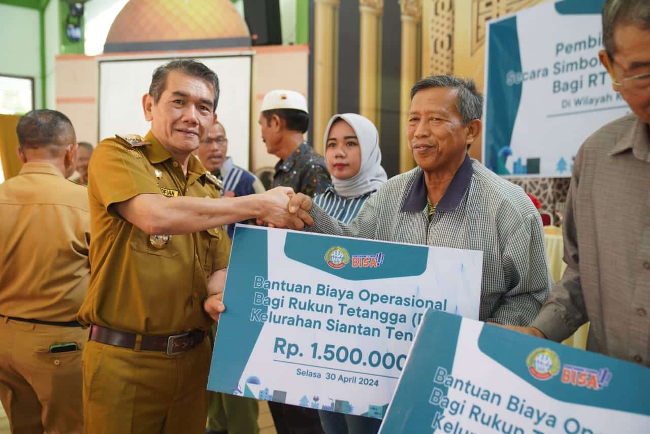 Usai Terima Bantuan Operasional, Pj Wako Ani Sofian Minta RT Distribusikan SPPT PBB ke Warga