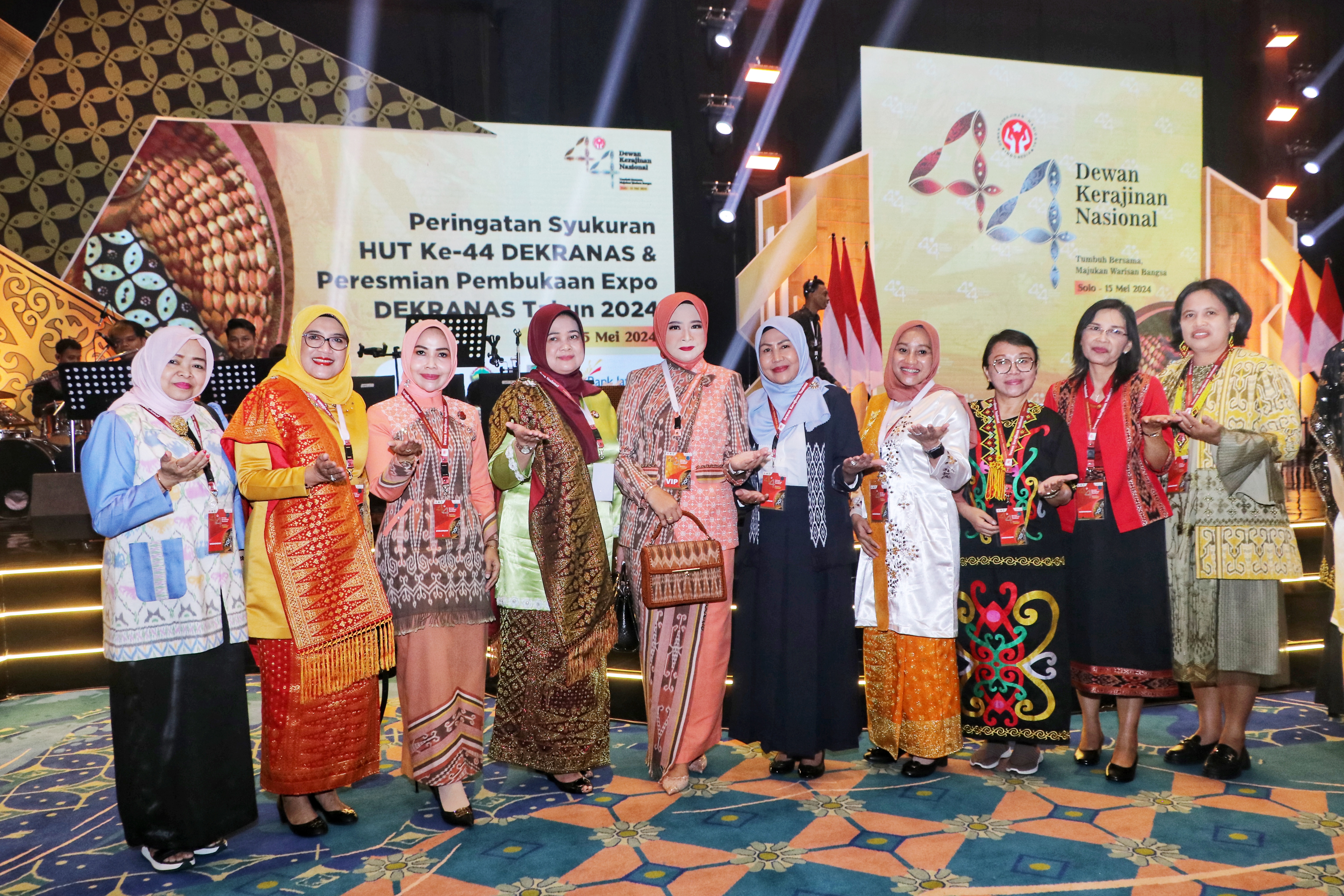 Anggun, Windy Kenalkan Wastra Berbahan Tenun Ikat Sintang di Syukuran HUT ke-44 Dekranas