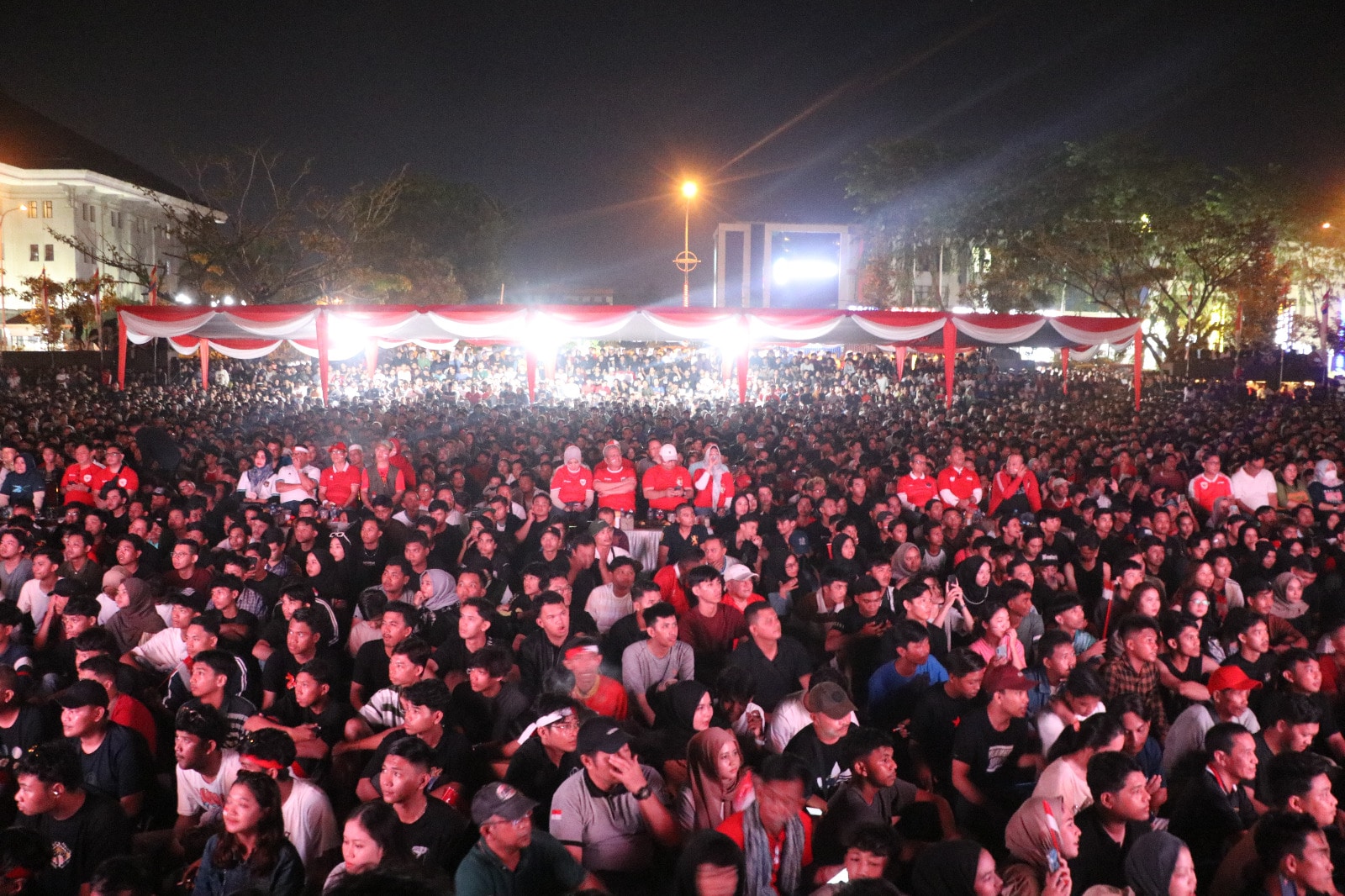 Dukung Garuda Muda di Piala Asia, Warga Kalbar Tumpah Ruah di Halaman Kantor Gubernur