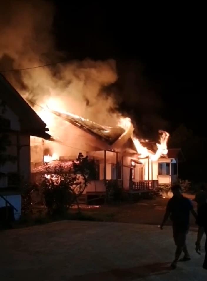 Ditinggal Pemilik, Dua Rumah Dinas Kesehatan Kapuas Hulu Ludes Terbakar