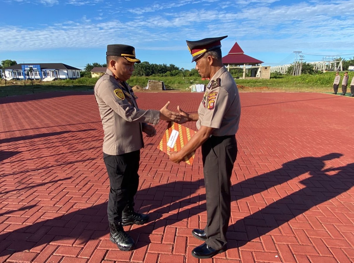 Polres Kubu Raya Gelar Upacara Kenaikan Pangkat Satu Tingkat Aiptu Soponyono