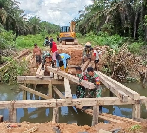Karya Bakti TNI dan Warga, Perbaiki Jembatan Penghubung Antara Desa Miau Merah dan Desa Bukit Penai
