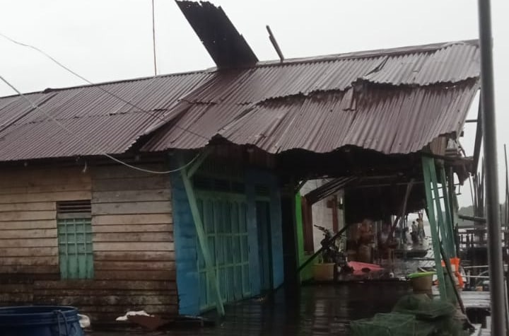Angin Puting Beliung Rusak Tujuh Rumah Warga Kubu