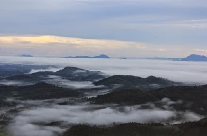 Mengabadikan Keindahan Alam di Bukit Penjamur: Destinasi Sunrise dan Sunset Terbaik di Kalimantan Barat
