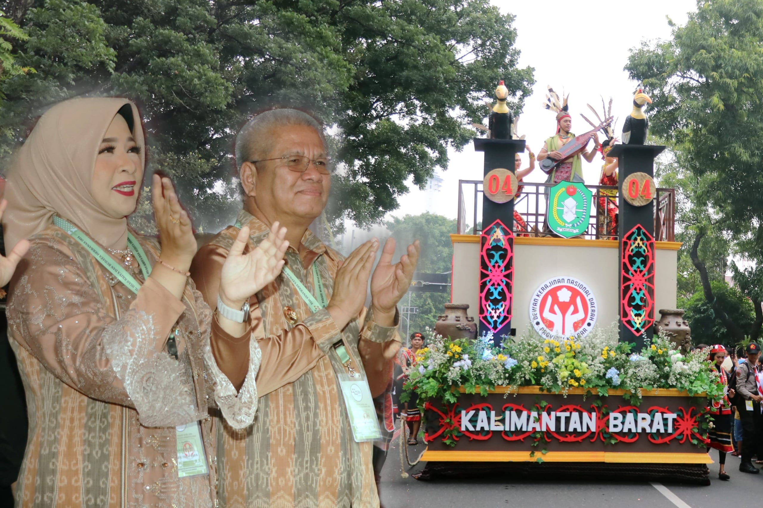 Kalbar Tampilkan Live Musik Sape di Parade Mobil Hias Kriya Kota Solo 