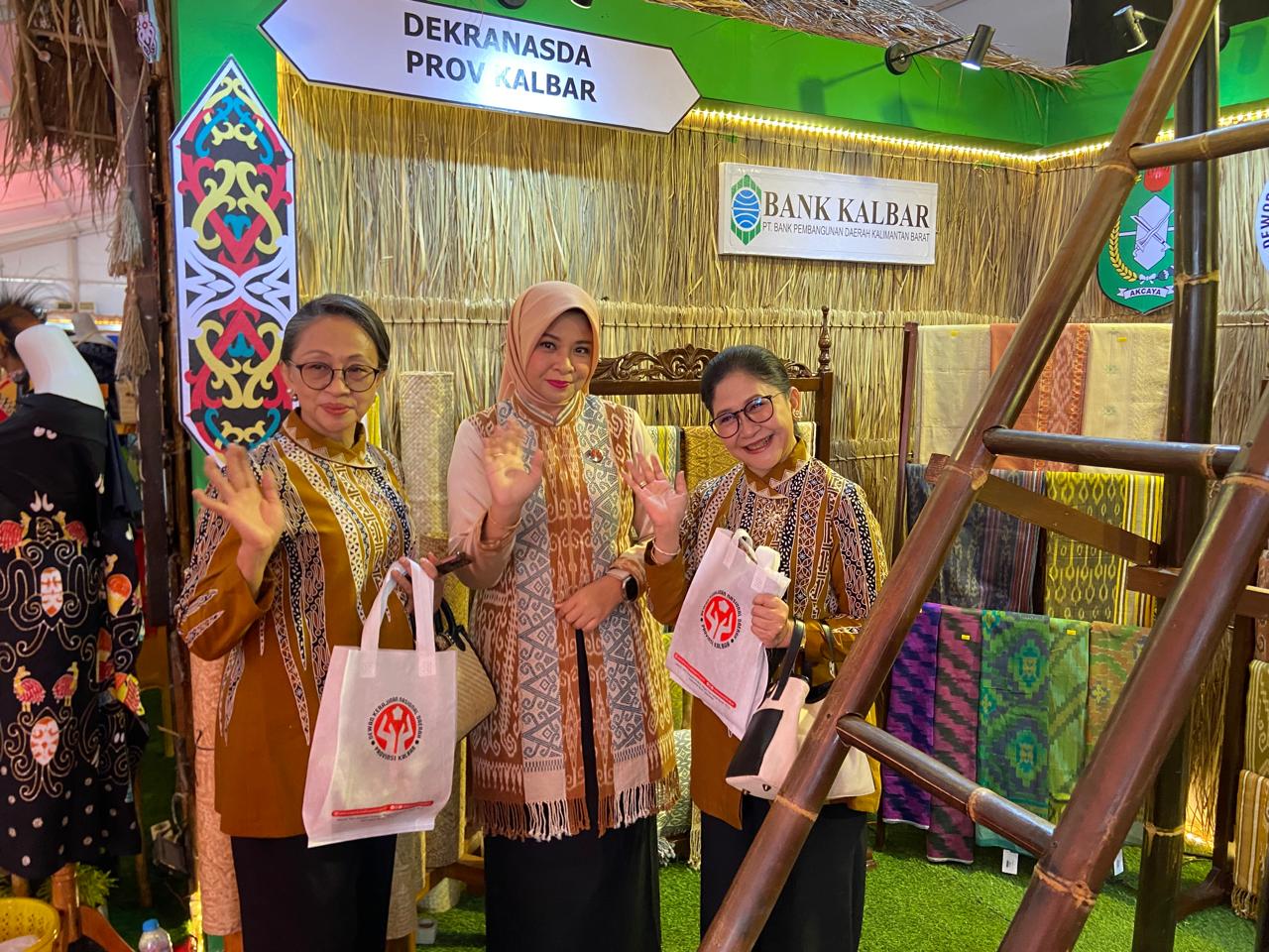 Wastra Unggulan Kalbar Diborong Istri-istri Menteri pada Peringatan HUT Dekranas di Kota Solo