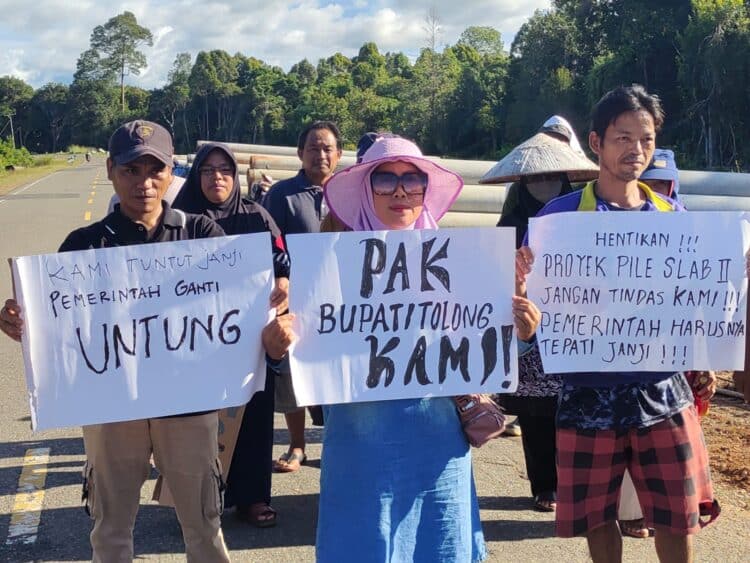 Warga Kalis Terdampak Pembangunan Pile Slab Dua Teriak Minta Tolong Bupati Kapuas Hulu