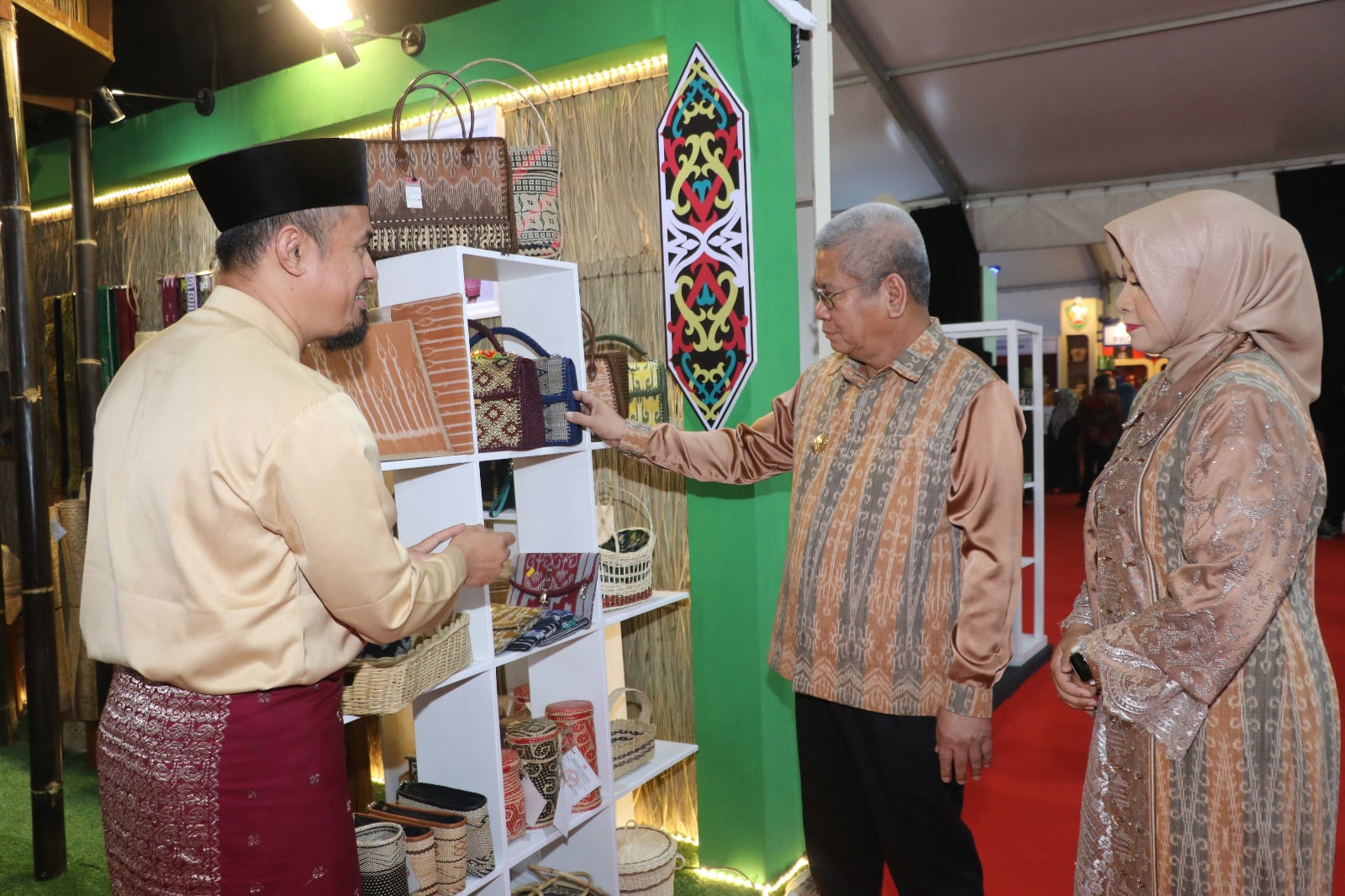 Pj Gubernur Harisson Sambangi Stan Pameran Dekranasda Kalbar di Solo