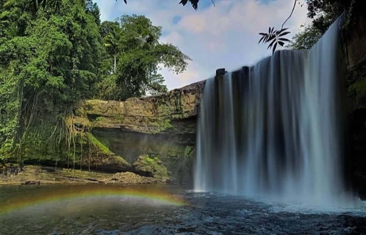 Keindahan Eksotis Air Terjun Riam Merasap di Bengkayang, Kalimantan Barat