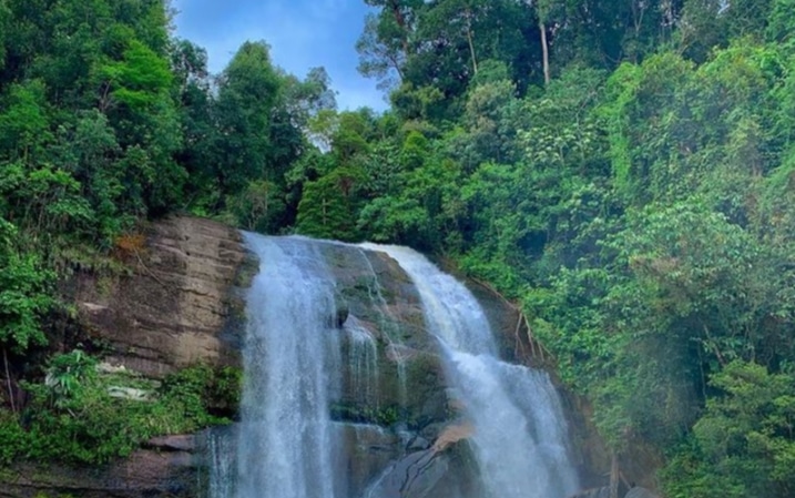 Menyusuri Keindahan Air Terjun Riam Dait di Kalimantan Barat