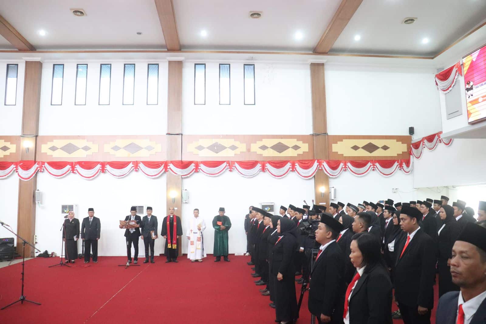 Ketua Bawaslu Kapuas Hulu Lantik 64 Anggota Panwascam Pilkada 2024