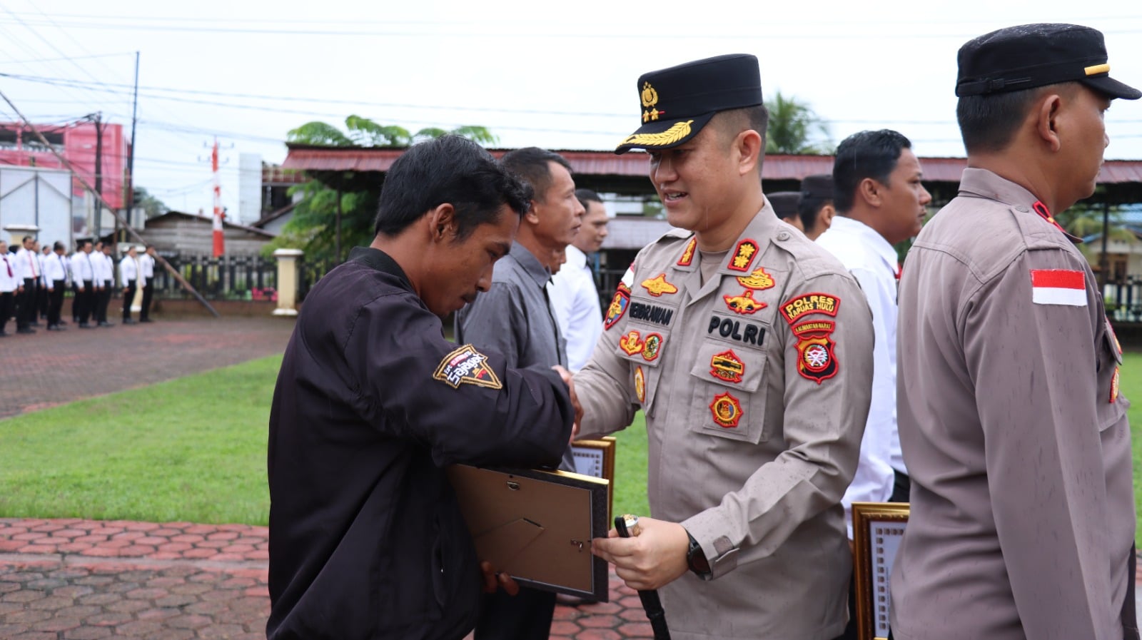 Bantu Ungkap Kasus Pembunuhan, Kapolres Kapuas Hulu Berikan Penghargaan kepada Kades Pengkadan 