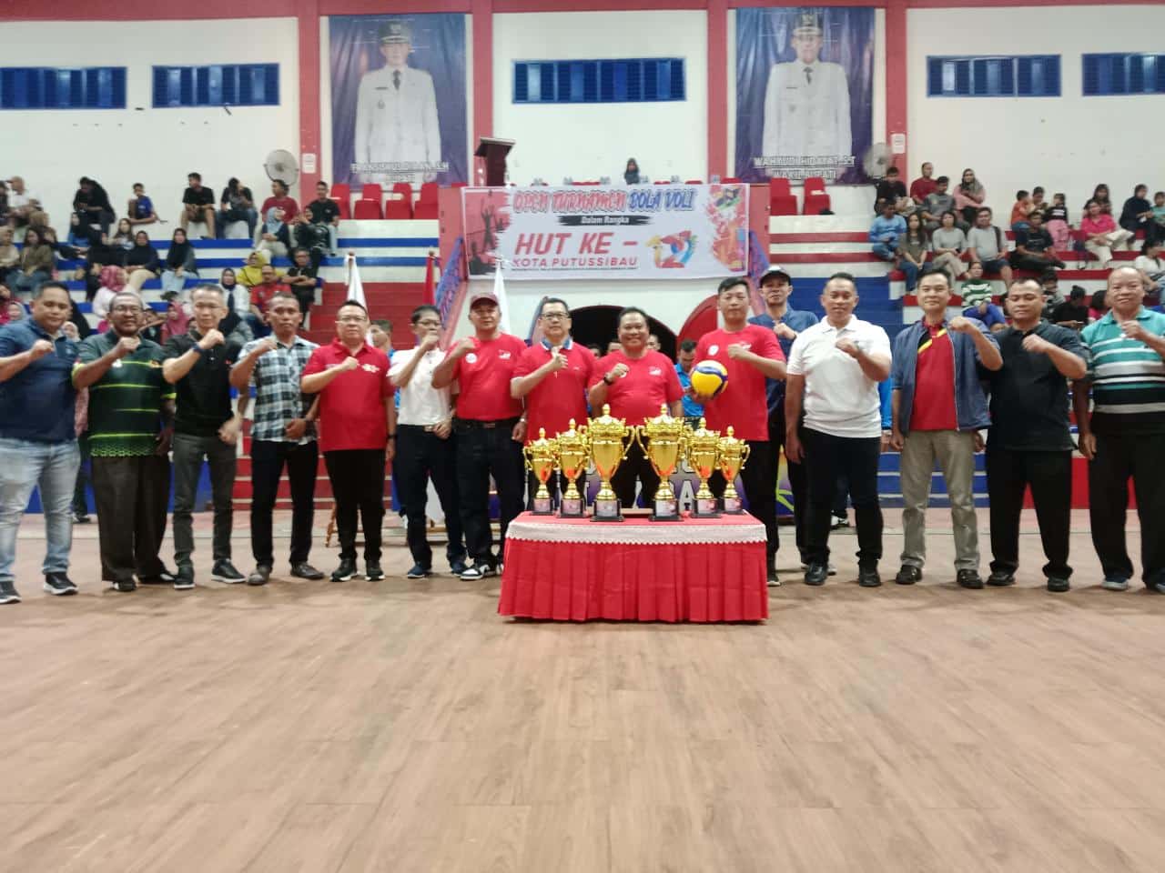 Buka Open Turnamen Bola Voli, Sekda Kapuas Hulu Minta Pemain dan Penonton Junjung Tinggi Sportivitas