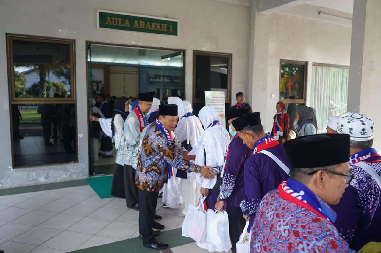 Sekda Mohd Zaini Sambut Kedatangan Calon Jemaah Haji Kapuas Hulu di Batam