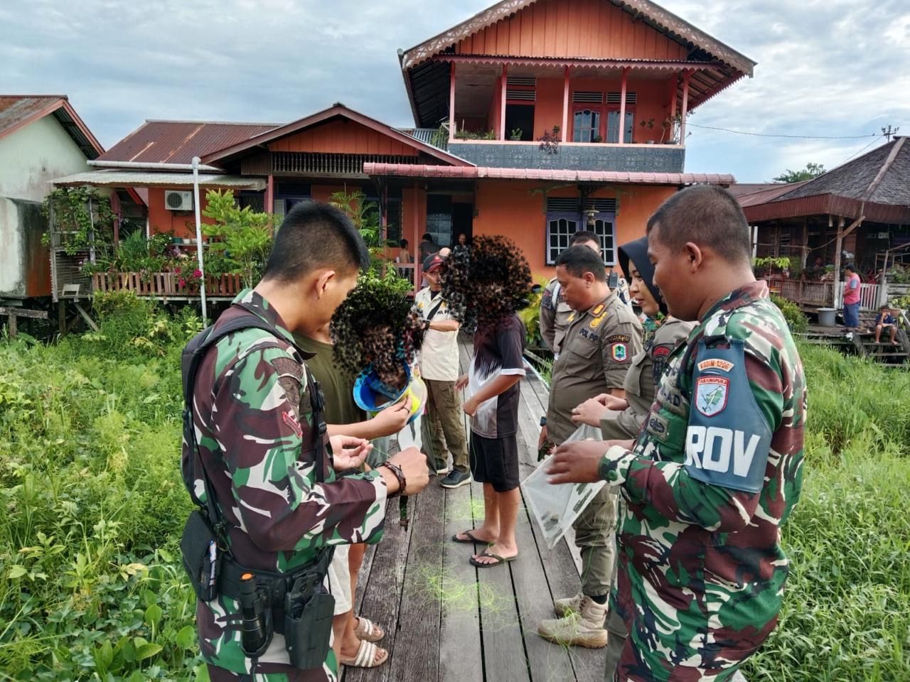 Kodim Putussibau Razia Pemain Layangan di Wilayah Putussibau Kota