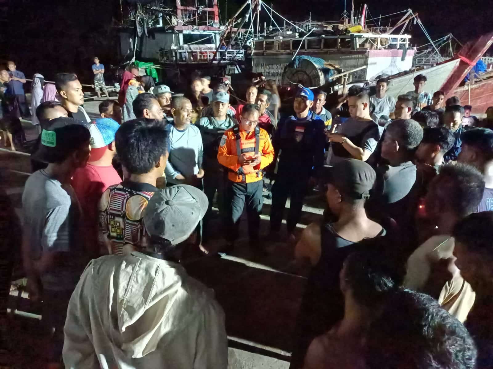 Kapal Ikan BAU Terbakar di Muara Pemangkat