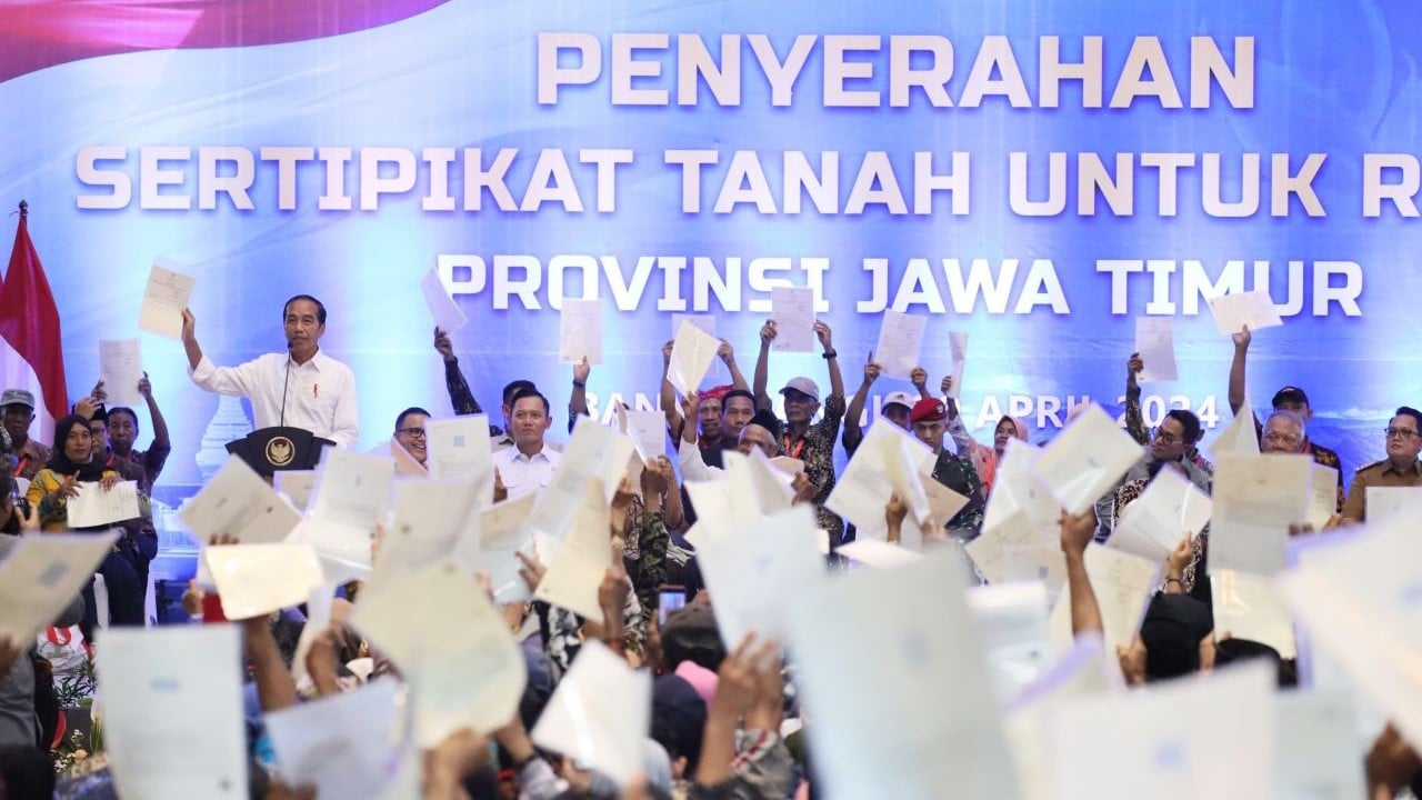 Menteri AHY Dampingi Presiden Joko Widodo Serahkan 10.323 Sertipikat Tanah untuk Masyarakat Banyuwangi