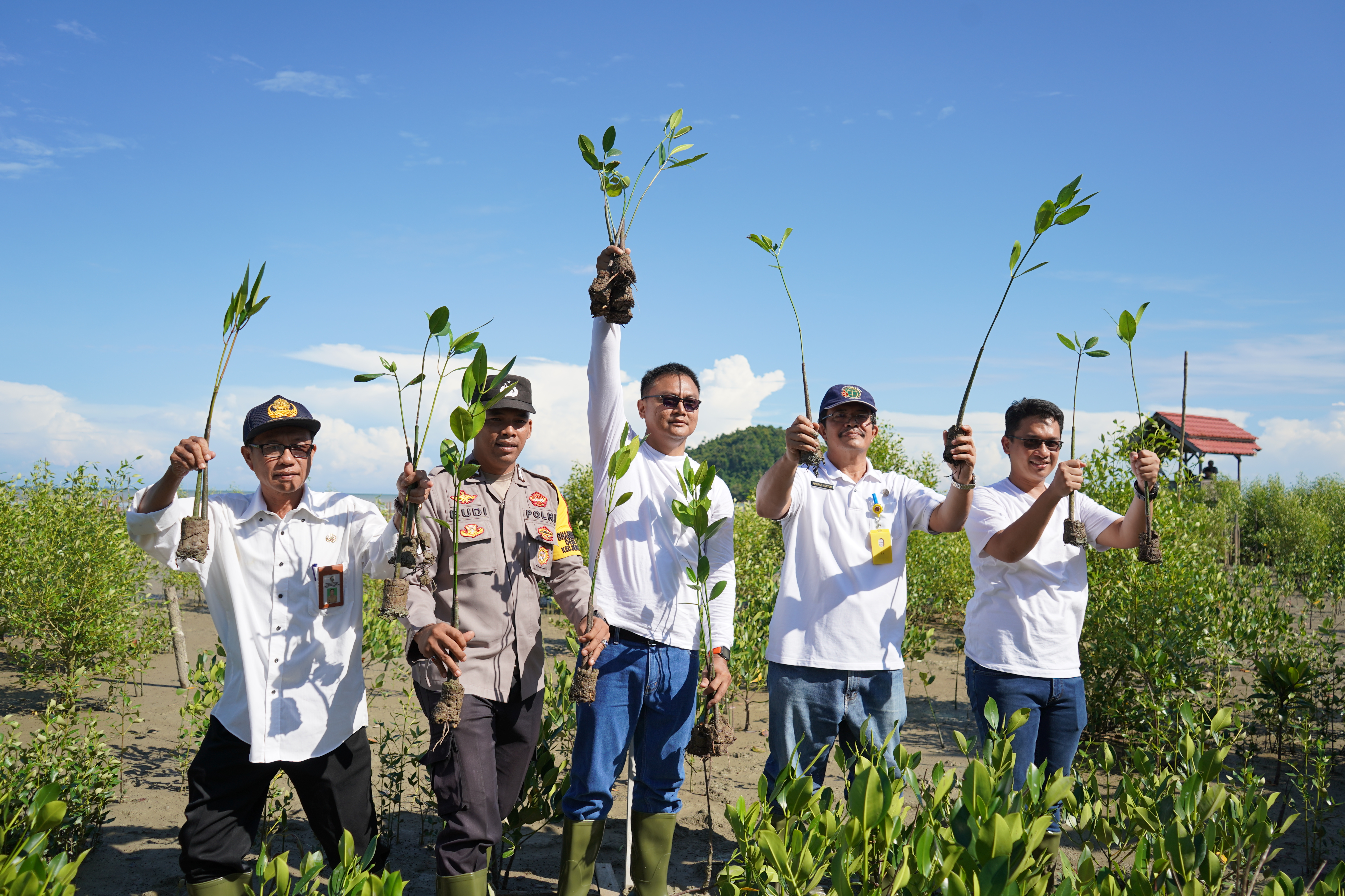 Kantor Pertanahan Mempawah Ikut Tanam Pohon Serentak bersama Kementerian ATR/BPN
