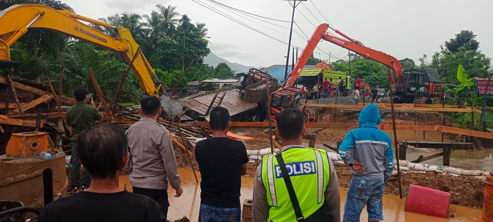 Jembatan Darurat Desa Tunang Ambruk Dilewati Truk Tronton