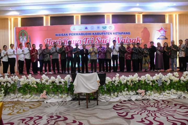 Wakili Bupati Ketapang, Staf Ahli Bupati Hadiri Perayaan Waisak bersama Permabudhi Ketapang