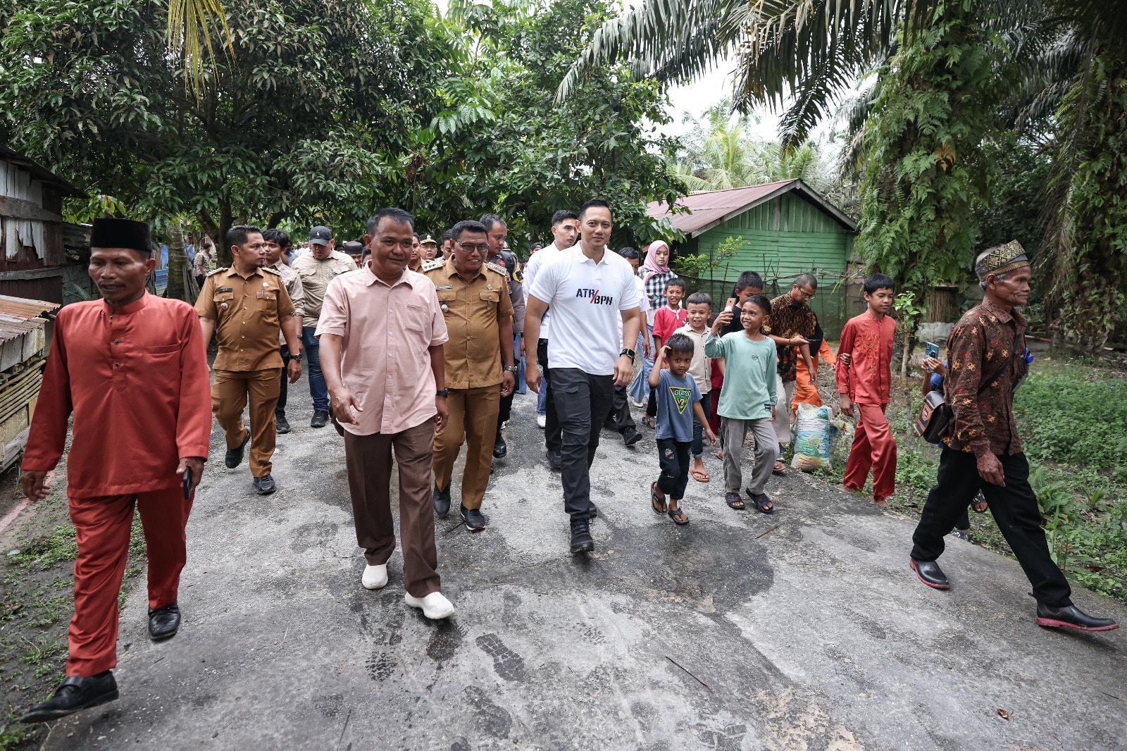 Blusukan Menteri AHY di Riau, Mulai dari Ganti Mobil Hingga Layani Warga Foto di Kebun