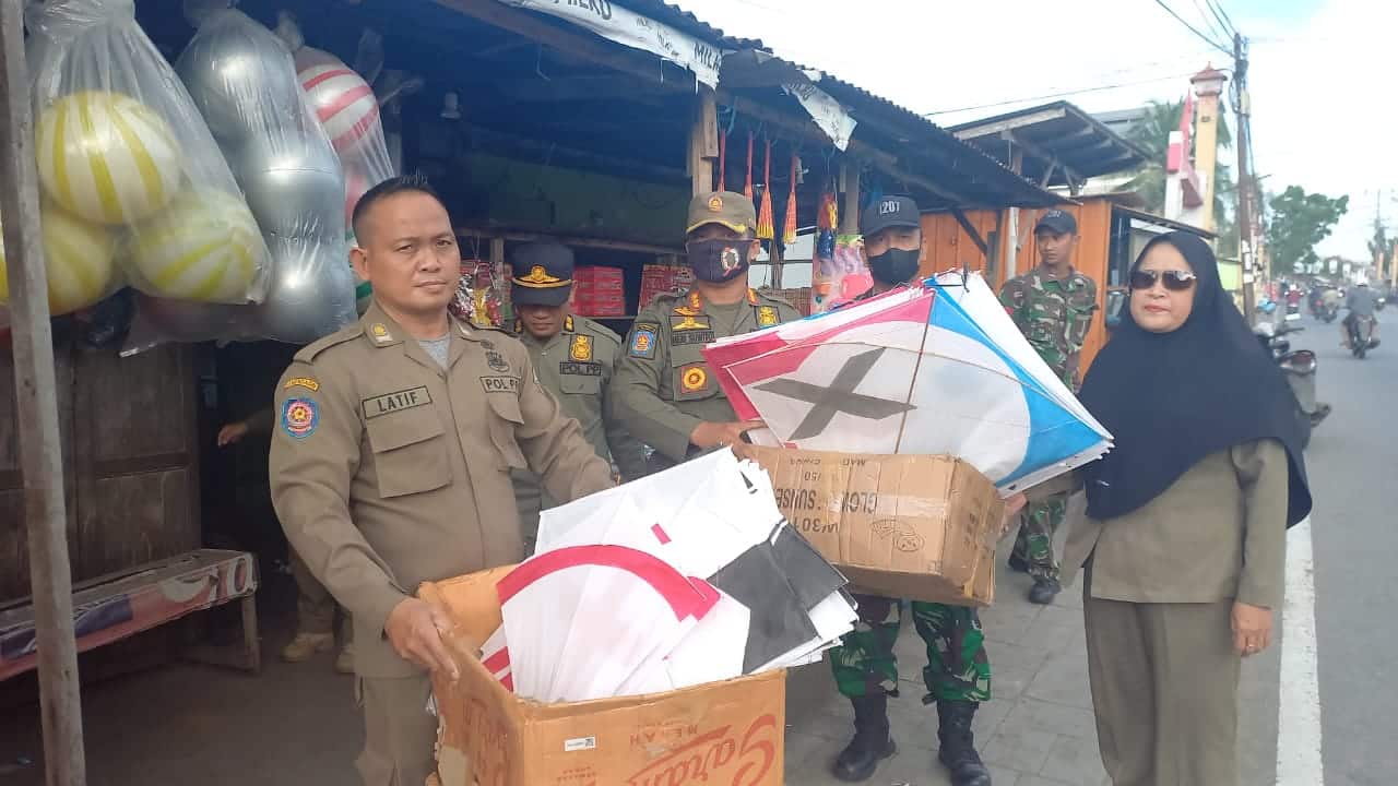Satpol PP Pontianak Tertibkan Pemain dan Penjual Layangan