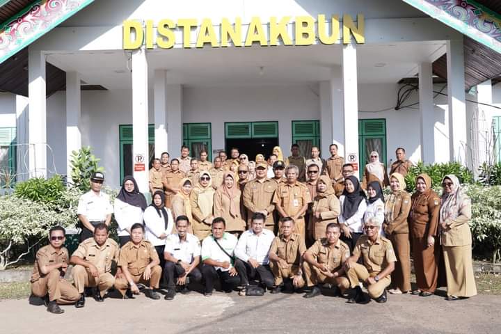 Pimpin Apel Pagi di Halaman Distanakbun, Sekda Ketapang Sampaikan Beberapa Hal Penting