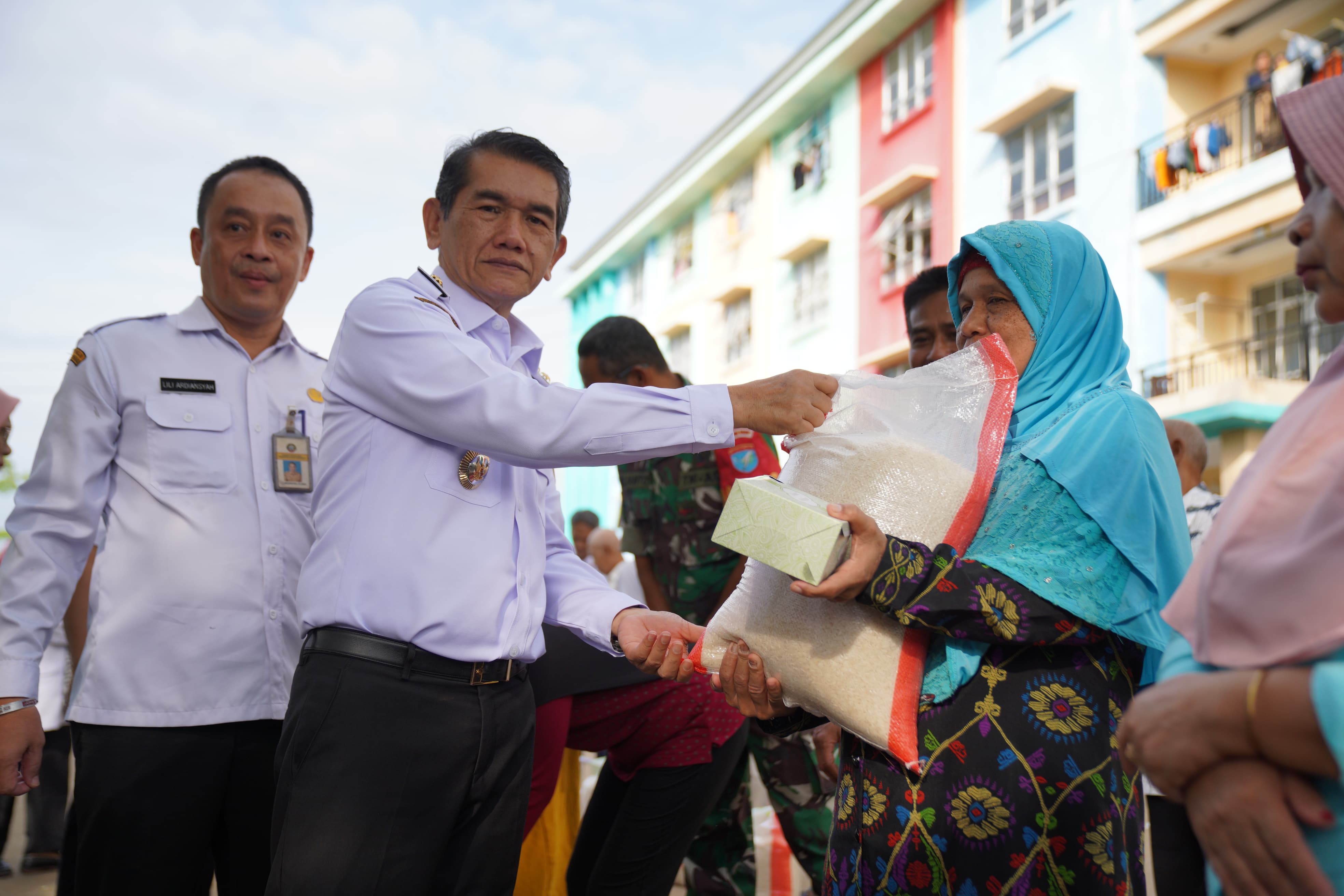 178 KK di Rusunawa Harapan Jaya dan Komyos Sudarso Terima Bantuan Beras