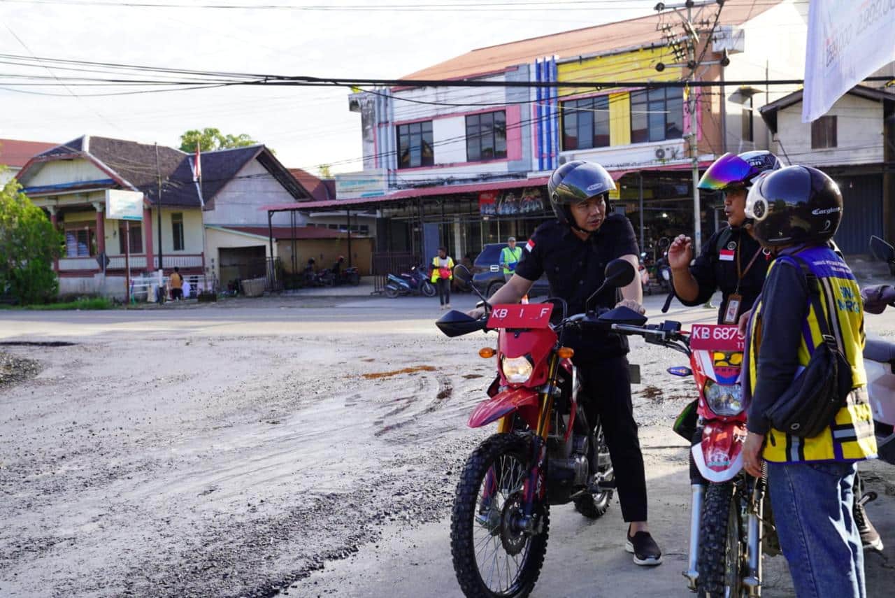 Bupati Fransiskus Diaan Tinjau Pekerjaan Ruas Jalan Dalam Kota Putussibau