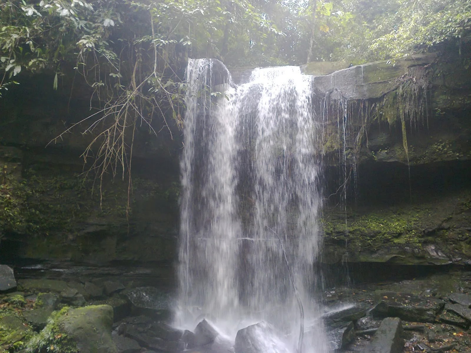 Menikmati Keindahan Alam di Air Terjun Kumpang Arang: Pesona Wisata Melawi yang Tak Tergantikan