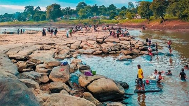 Menyambut Keindahan Alam: Objek Wisata Batu Tinggi di Sekadau, Kalimantan Barat