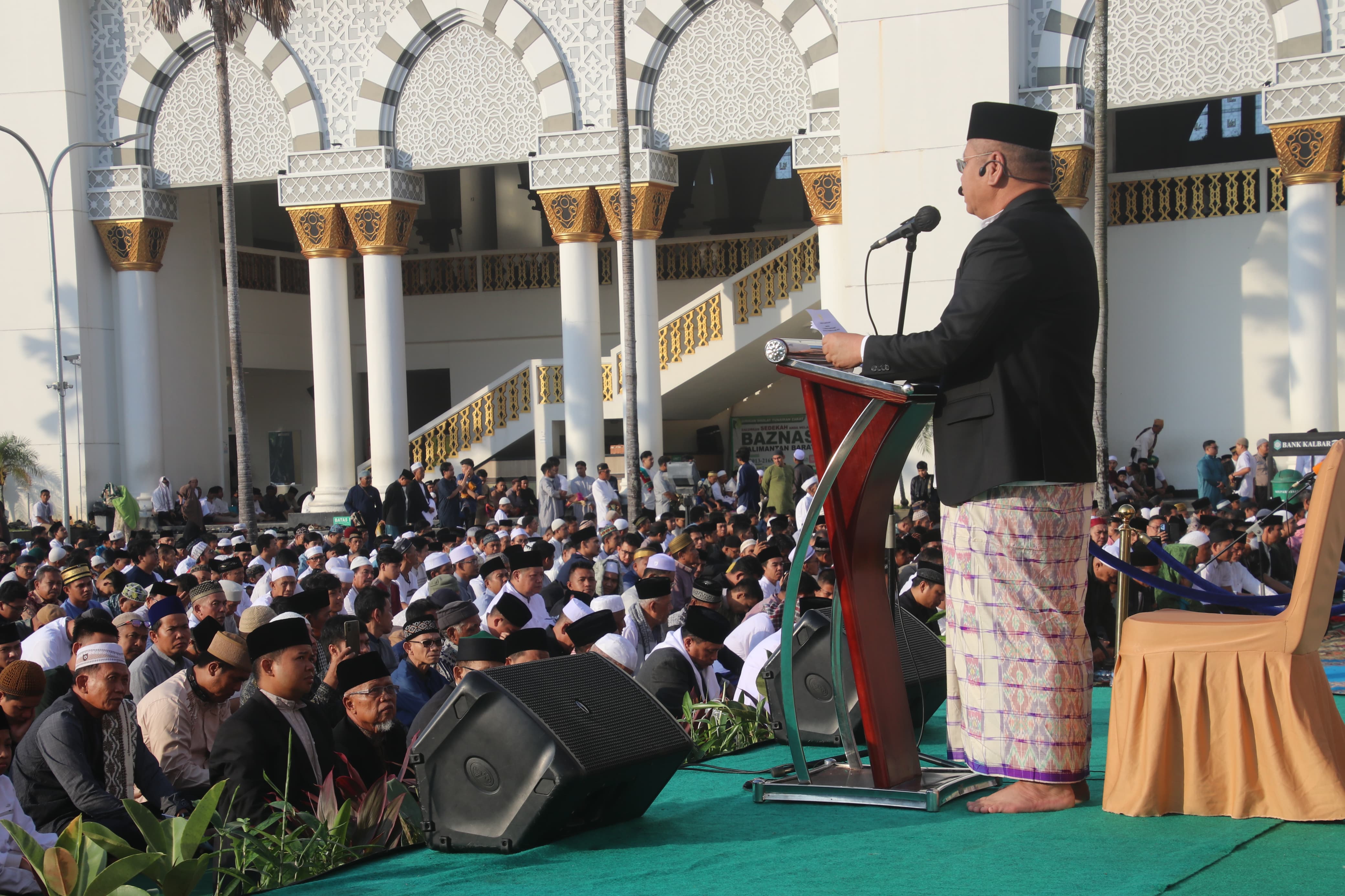 Tunaikan Salat Id di Mujahidin, Pj Gubernur Harisson Ajak Masyarakat Kalbar Teladani Nabi Ibrahim