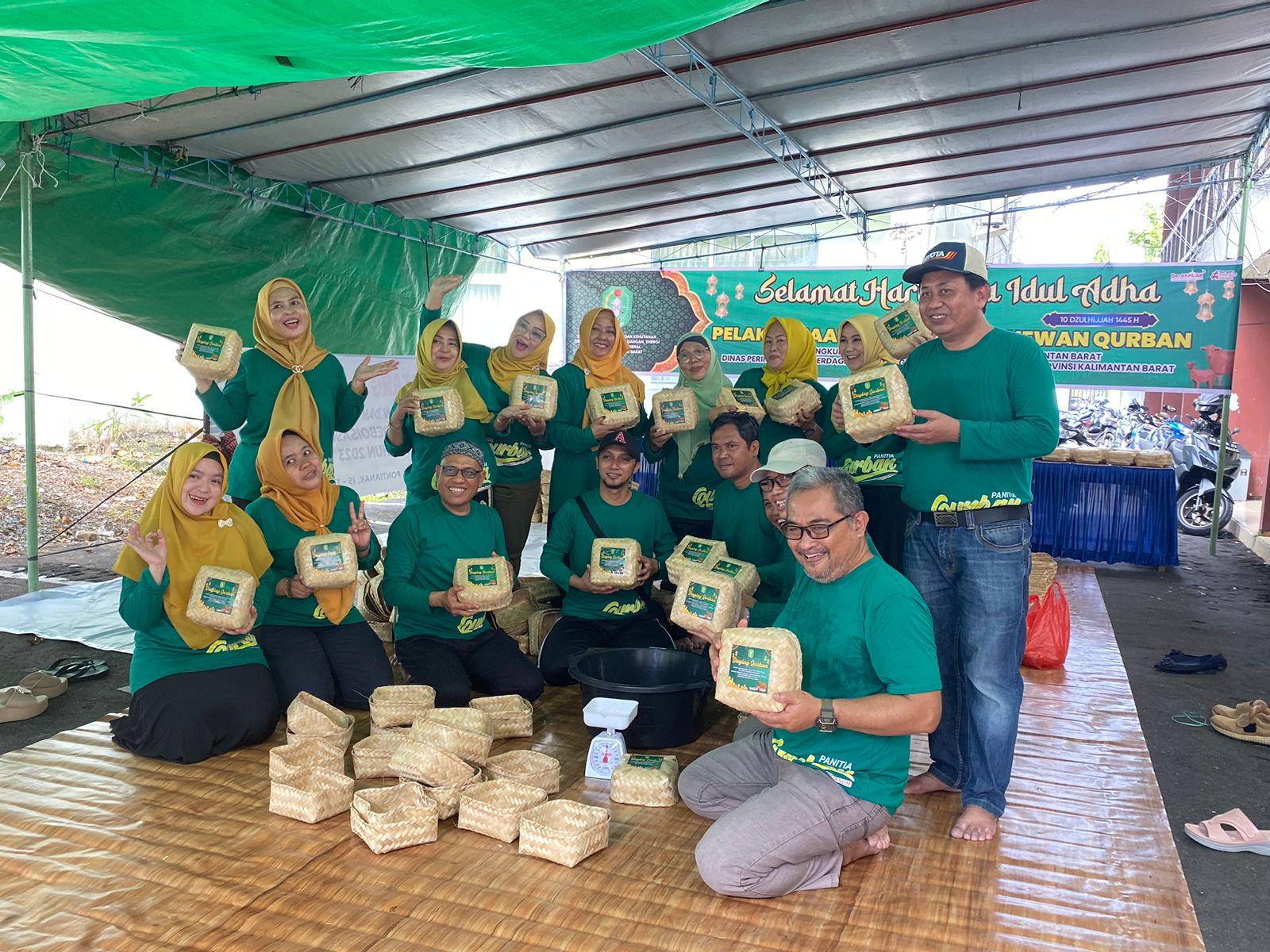 Kurangi Sampah Plastik, DLHK Kalbar Bagikan Daging Kurban Pakai Besek