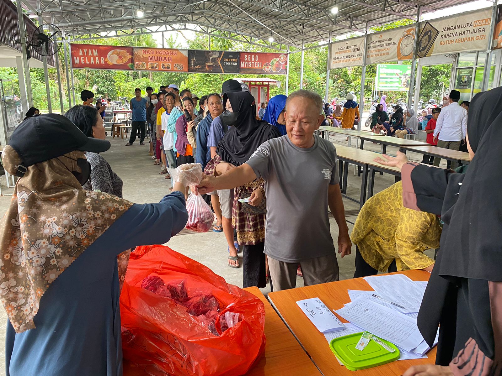 Masjid Ismuhu Yahya Bagikan Daging Kurban ke Warga Non Muslim