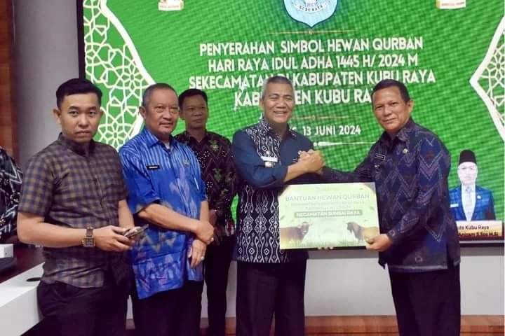 Pemkab Kubu Raya Salurkan Sepuluh Ekor Sapi Kurban