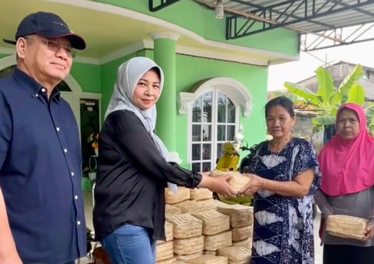 Harisson dan Keluarga Gunakan Besek Dalam Penyaluran Hewan Kurban Idul Adha 1445 Hijriah