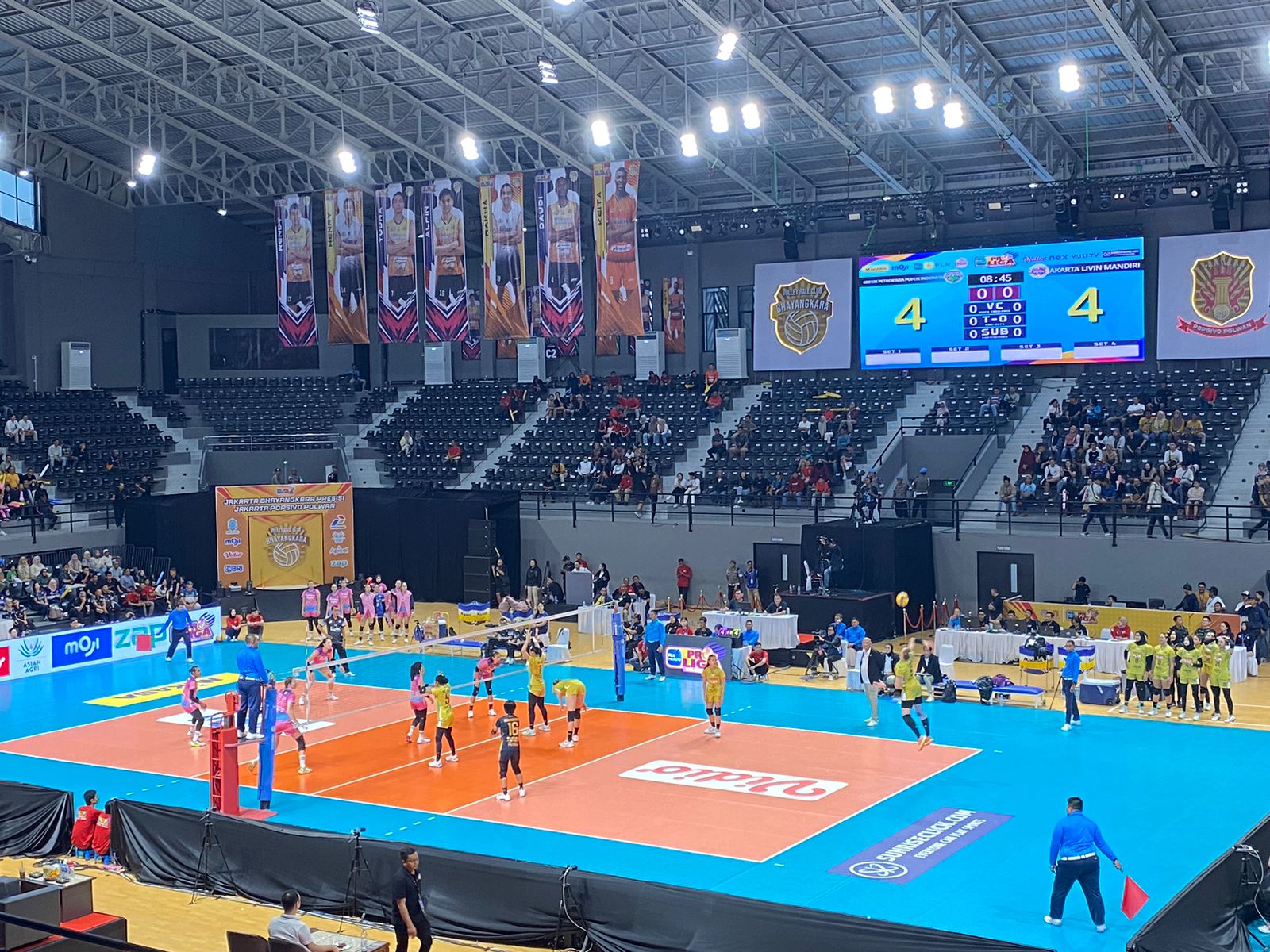 Keseruan Pertandingan PLN Mobile Proliga 2024 di GOR Terpadu A Yani di Pontianak