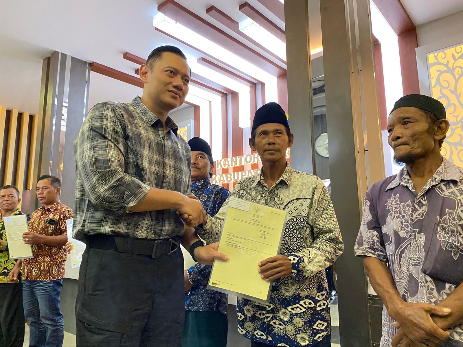 Antisipasi Mafia Tanah, AHY Serahkan Sertifikat Tanah Elektronik Pertama di Kalbar