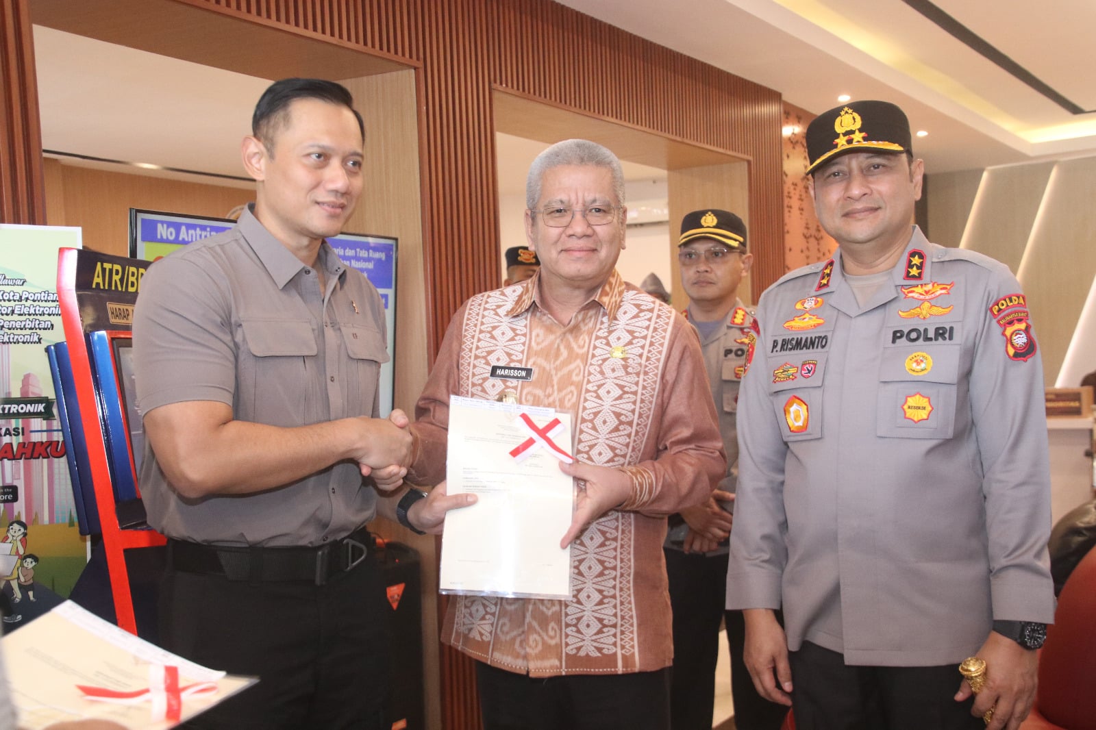 Pj Gubernur Kalbar Terima Sertifikat Tanah dari Menteri ATR/BPN