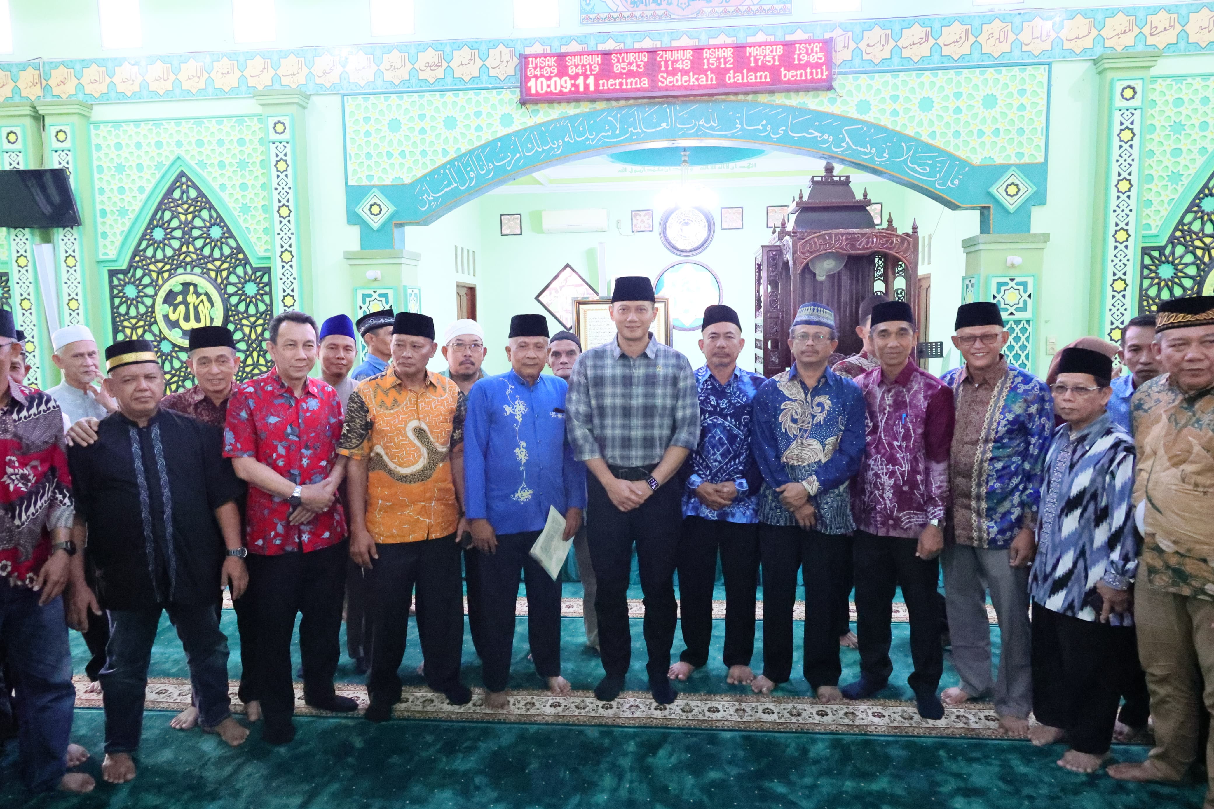 Terima Sertifikat Wakaf dari Kementerian ATR/BPN, Warga Tanjung Hulu Tak Lagi Khawatir Kehilangan Masjid